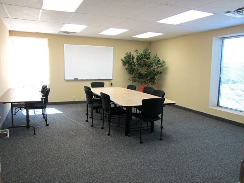 7362 NE University Ave W, Minneapolis, MN for lease - Building Photo - Image 2 of 9