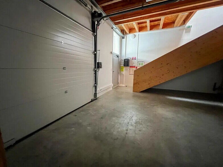 Flex in Avignon for lease - Interior Photo - Image 1 of 5