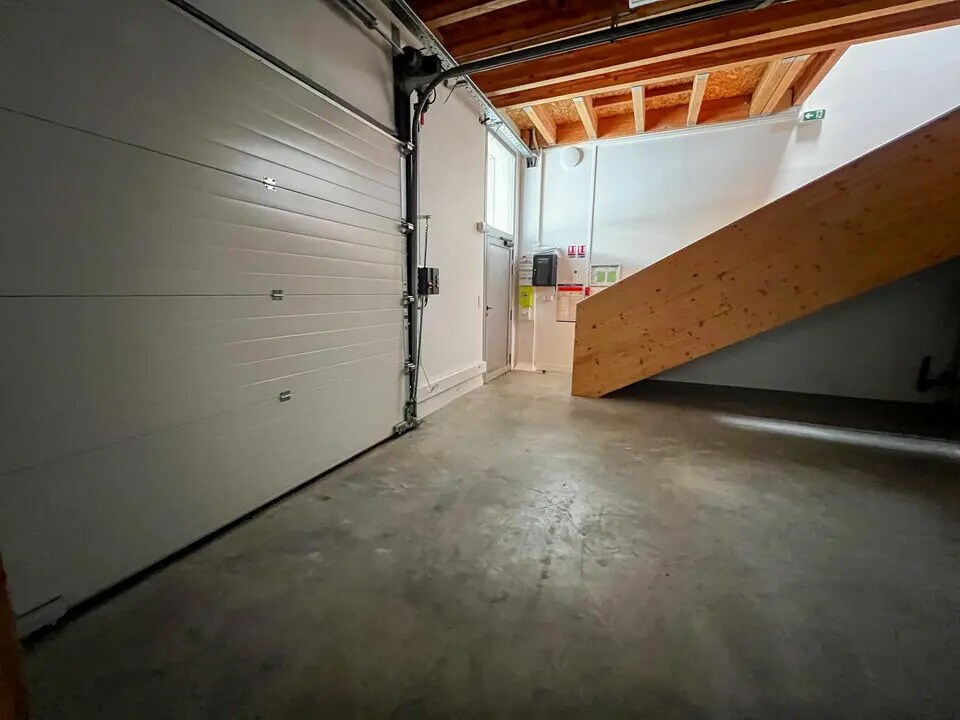 Flex in Avignon for lease Interior Photo- Image 1 of 6