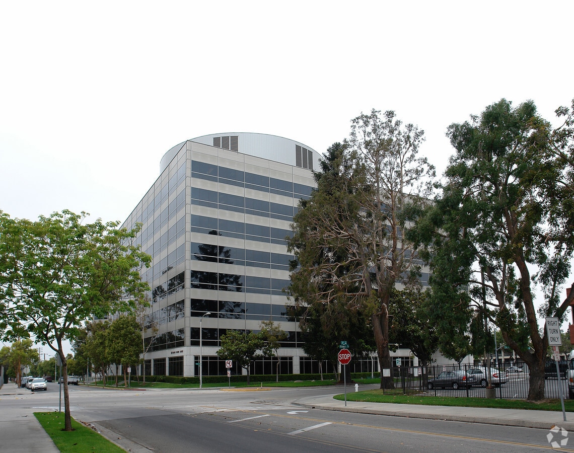 300 Flower St, Santa Ana, CA 92703