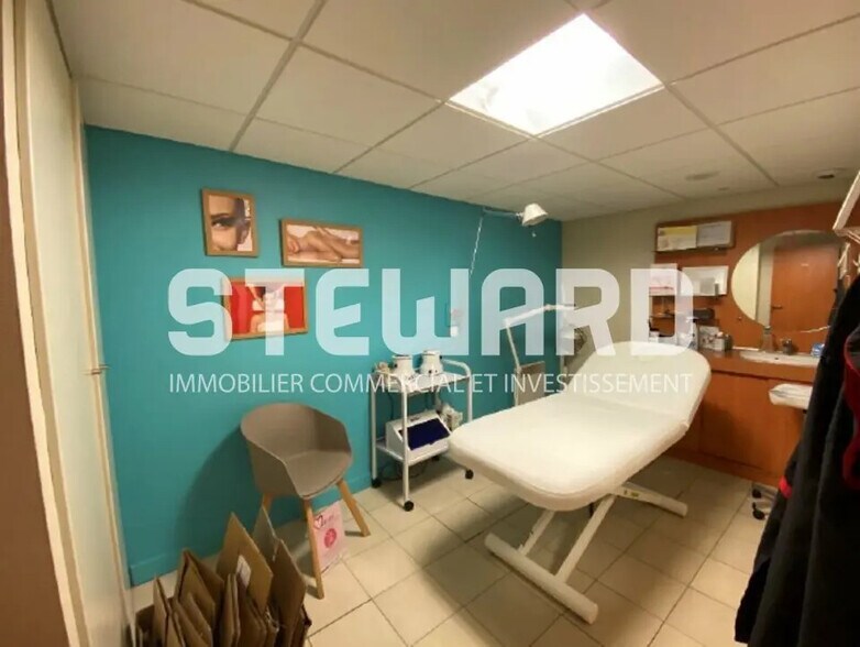 Retail in Tourcoing for lease - Interior Photo - Image 3 of 12