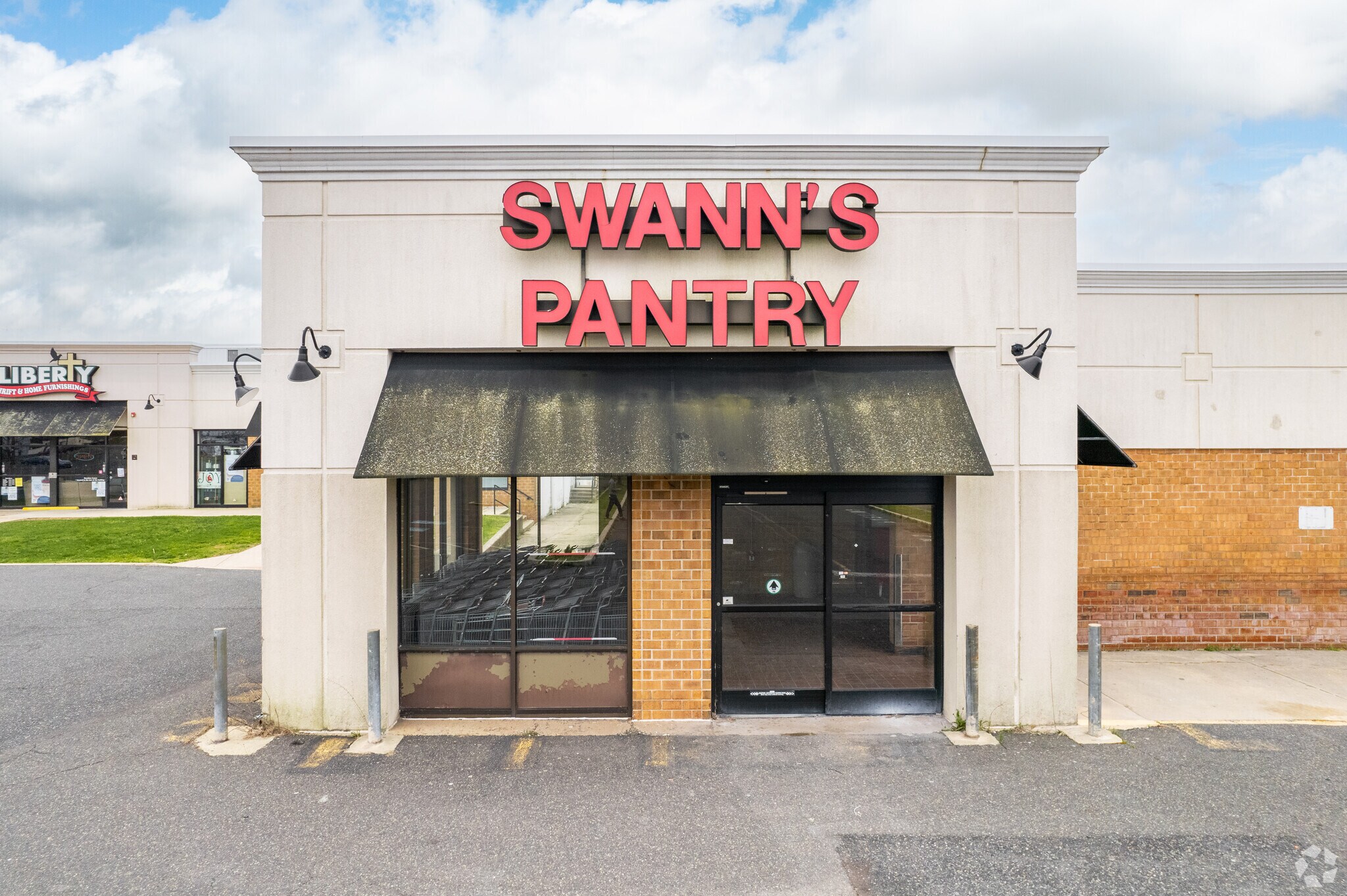 240 S West End Blvd, Quakertown, PA 18951 Country Square Shopping