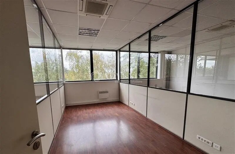 Office in Lisses for lease - Interior Photo - Image 3 of 4