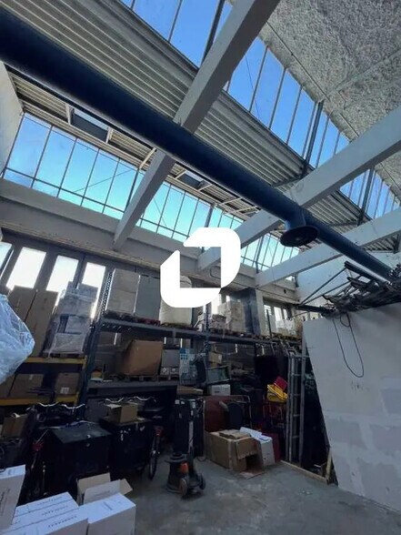 Flex in Montreuil for lease - Interior Photo - Image 2 of 9