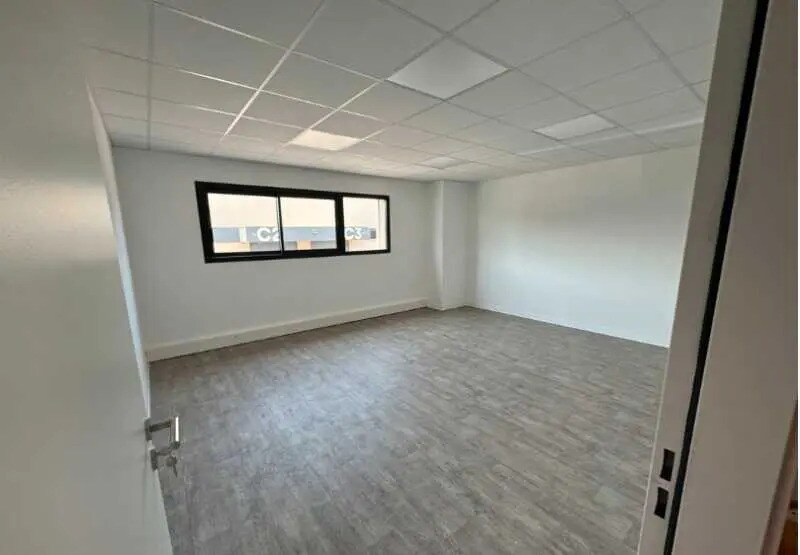 Flex in Le Haillan for lease - Interior Photo - Image 2 of 3