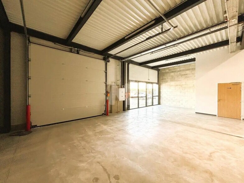 Flex in Avrainville for lease - Interior Photo - Image 3 of 9