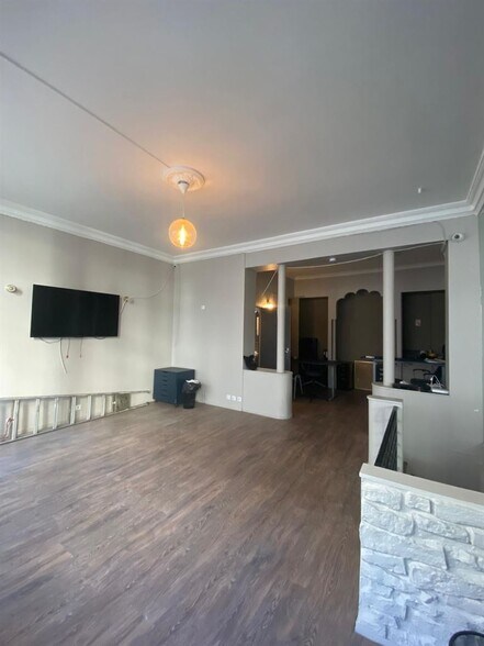 Retail in Paris for lease - Building Photo - Image 2 of 9
