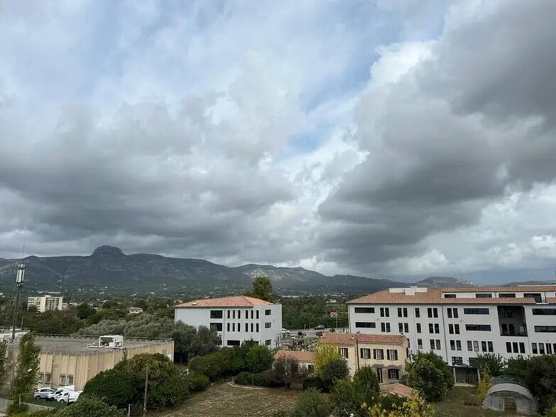 Office in Aubagne for lease - Building Photo - Image 2 of 3