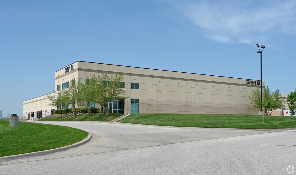 3518 Enterprise Dr, Kansas City, MO for lease - Building Photo - Image 2 of 3