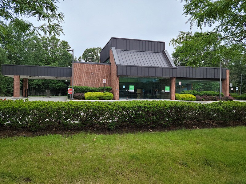 688 Paramus Rd, Paramus, NJ 07652 Former Bank