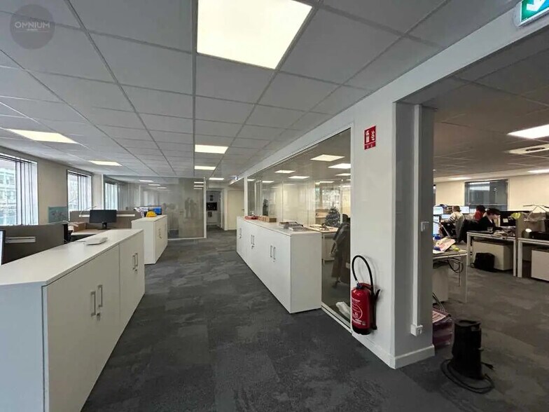 Flex in Lyon for lease - Interior Photo - Image 3 of 7