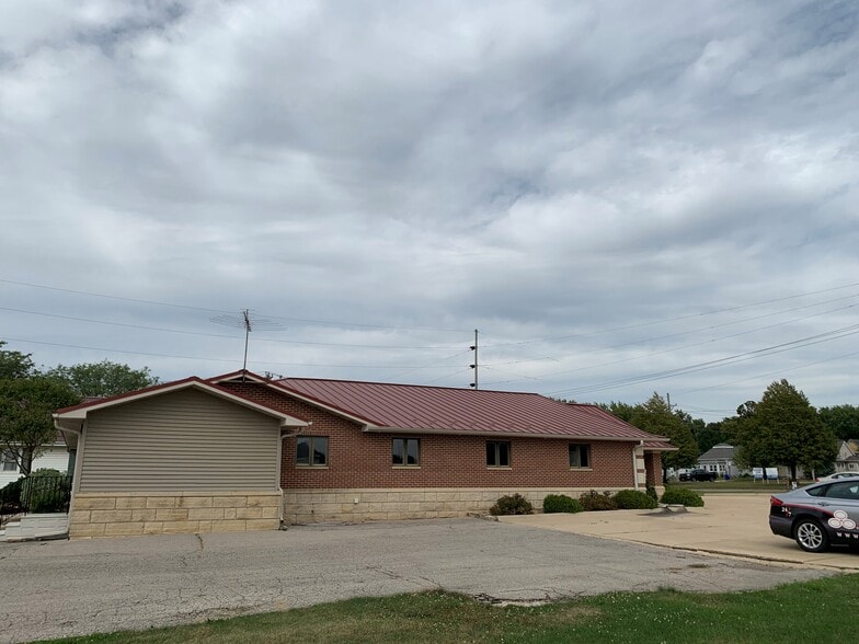 300 Rock Island Rd, Oelwein, IA for lease - Building Photo - Image 3 of 9