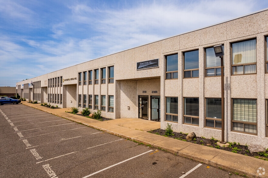 2403-2467 Rue Guénette, Saint-Laurent, QC for lease - Building Photo - Image 3 of 14