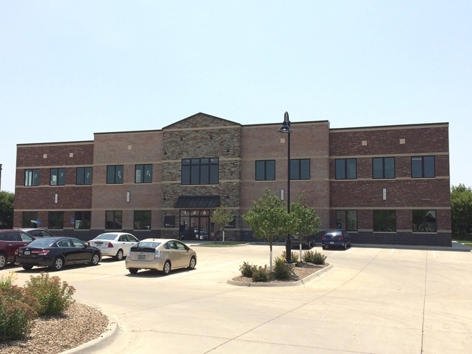 1661 Boyson Square Dr, Hiawatha, IA for lease - Primary Photo - Image 2 of 12