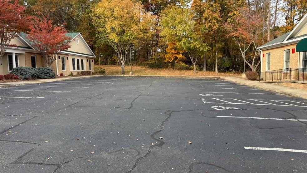 1445 Greenbrier Pl, Charlottesville, VA for sale - Building Photo - Image 3 of 16