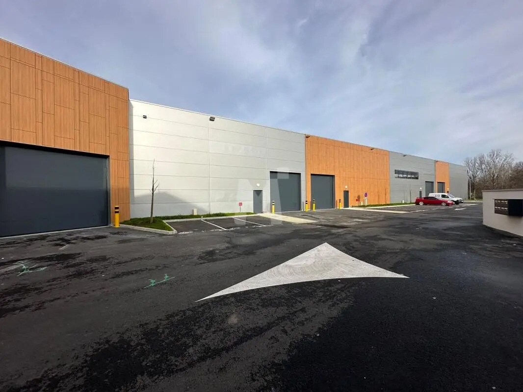 Flex in Grigny for lease Building Photo- Image 1 of 12