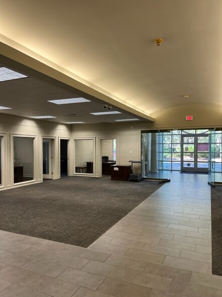 2 Lafayette Pl, Hilton Head Island, SC for lease - Building Photo - Image 2 of 4