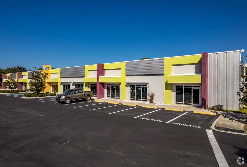 7509 Pennsylvania Ave, Sarasota, FL for lease - Primary Photo - Image 1 of 8