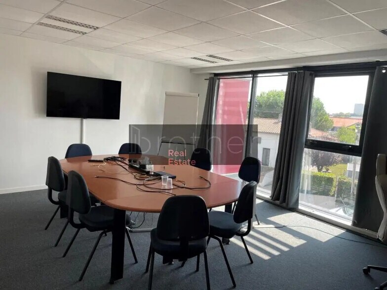 Office in Lormont for lease - Interior Photo - Image 1 of 8