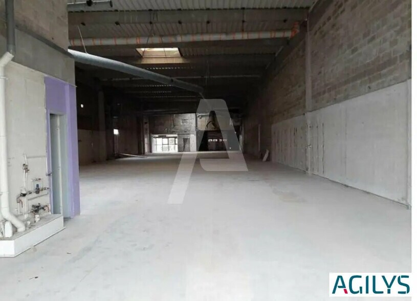 Flex in Coignières for lease - Interior Photo - Image 2 of 5