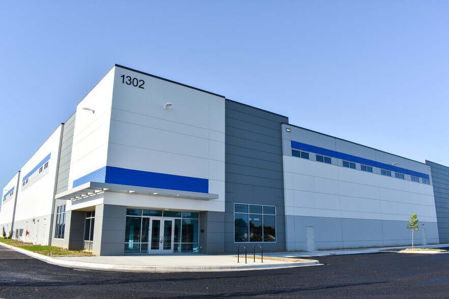 1302 London Groveport Rd, Columbus, OH 43137 The Hub Building 2