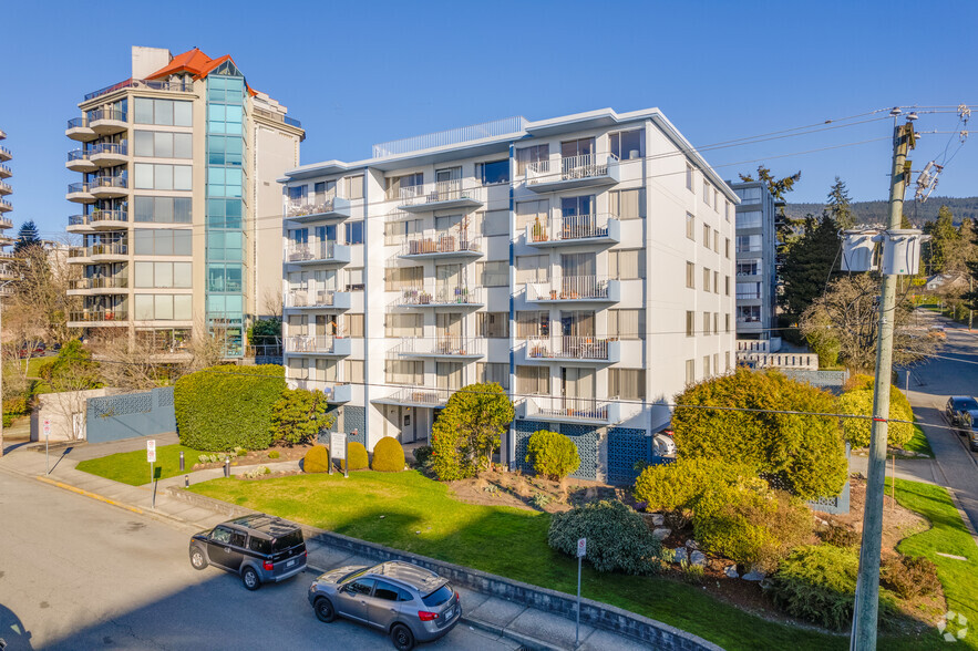 1665 Duchess Ave, West Vancouver, BC for sale - Primary Photo - Image 1 of 5