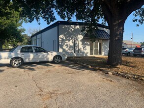 206 Pecan St, Arlington, TX for lease Building Photo- Image 2 of 7