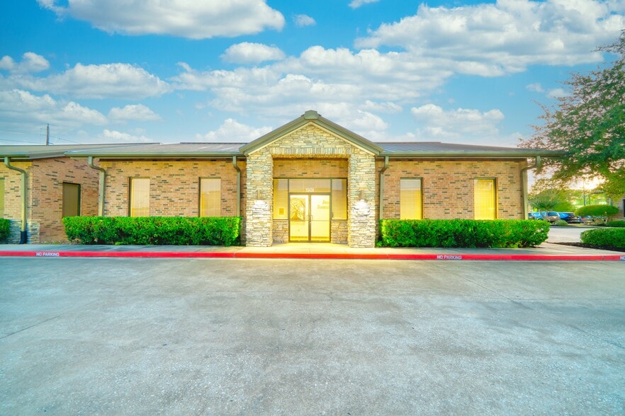 15430 Ridge Park Dr, Houston, TX for sale - Building Photo - Image 2 of 33
