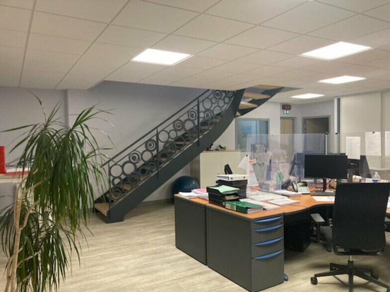 Flex in Pluguffan for lease - Interior Photo - Image 2 of 7