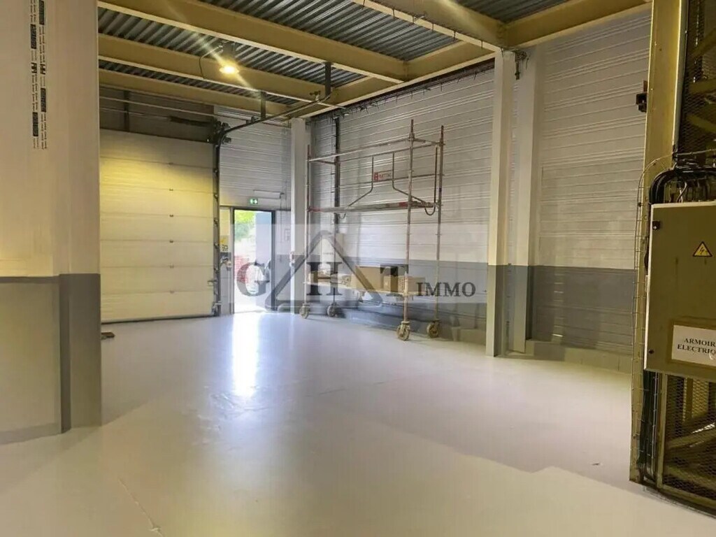 Location Entrepôt 725 m² - Photo 1