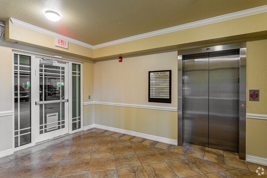 1110 Pine Ridge Rd, Naples, FL for lease - Lobby - Image 3 of 6
