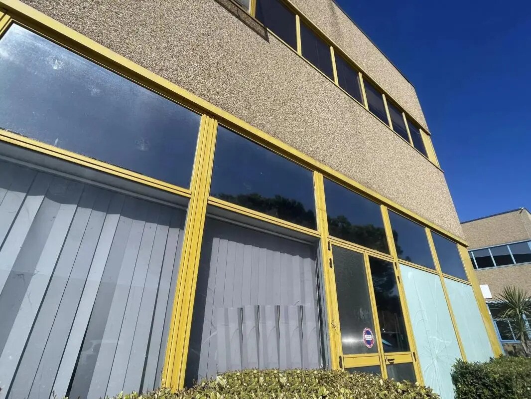 Flex in Grasse for lease Building Photo- Image 1 of 22