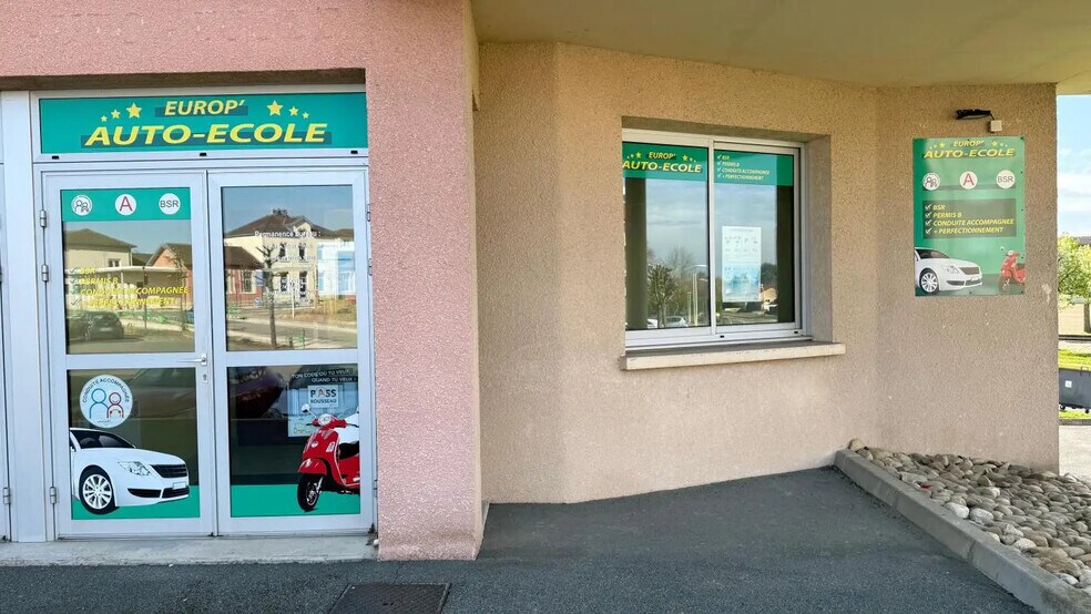 Flex in Péronnas for lease - Building Photo - Image 2 of 6