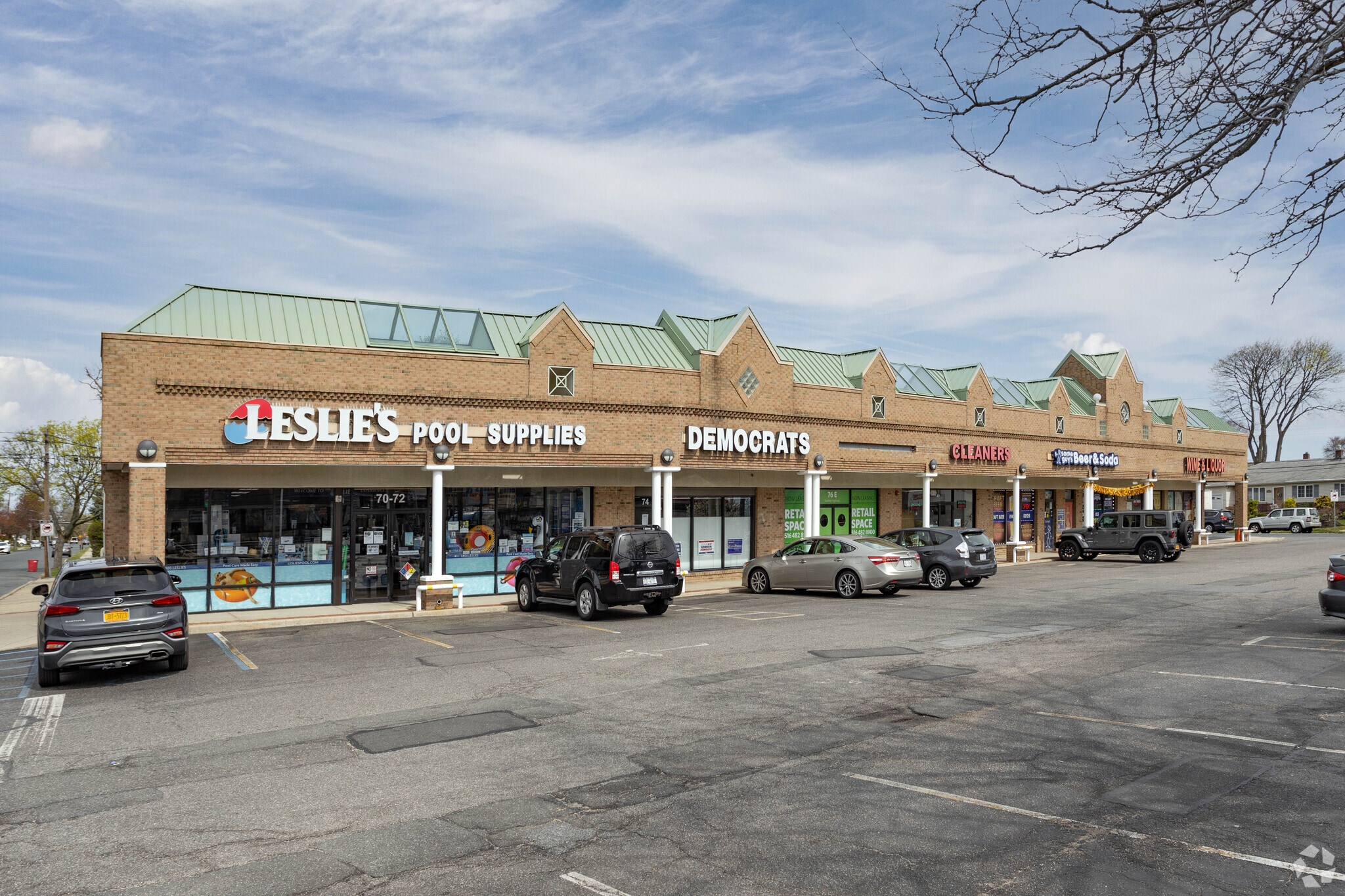 656 N Wellwood Ave, Lindenhurst, NY 11757 Sunrise Plaza Shopping Center