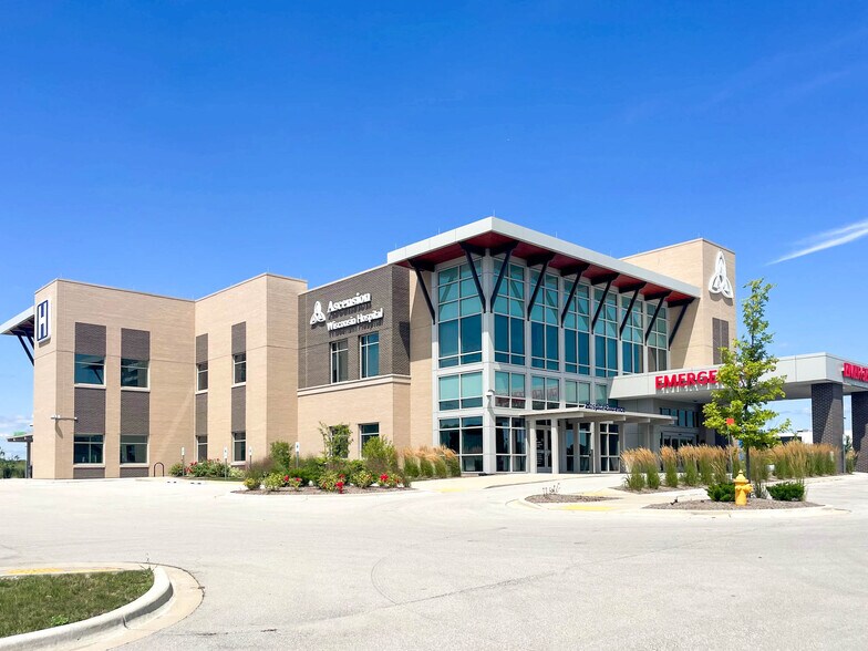 2325 Fox Run Blvd, Waukesha, WI for sale - Building Photo - Image 3 of 11