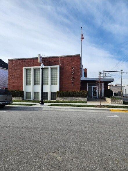 111 E 2nd St S, Newton, IA for sale - Primary Photo - Image 1 of 1