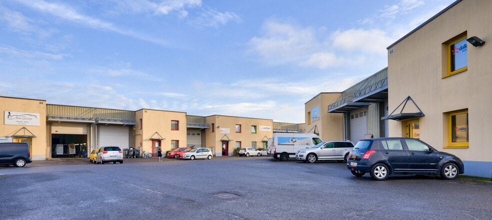 Flex in Pontault-Combault for lease - Primary Photo - Image 1 of 2
