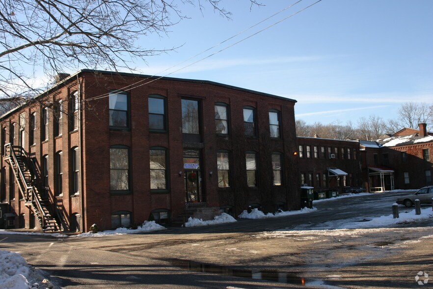 320 Riverside Dr, Florence, MA for sale - Building Photo - Image 1 of 1