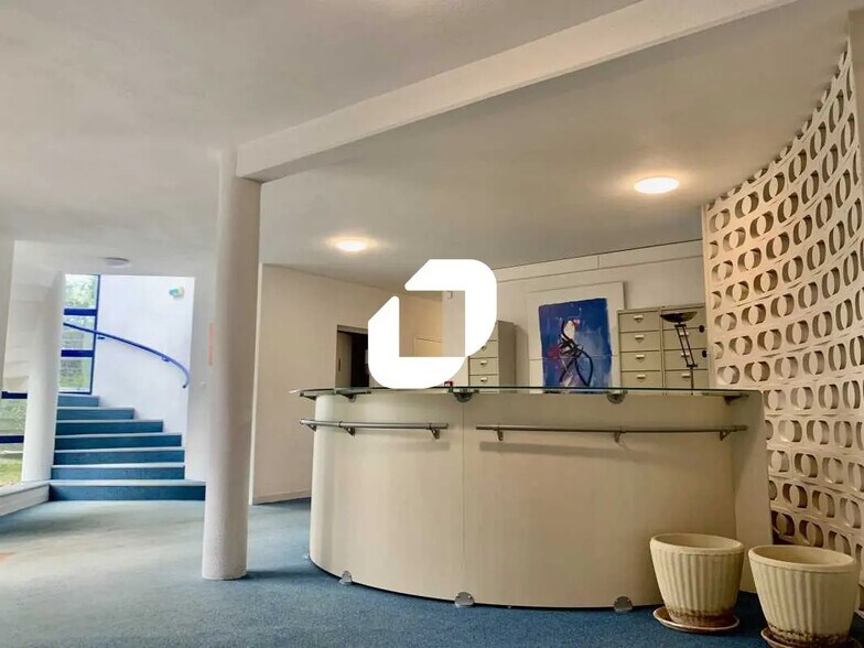 Office in Saint-Clément-de-Rivière for lease - Lobby - Image 1 of 30