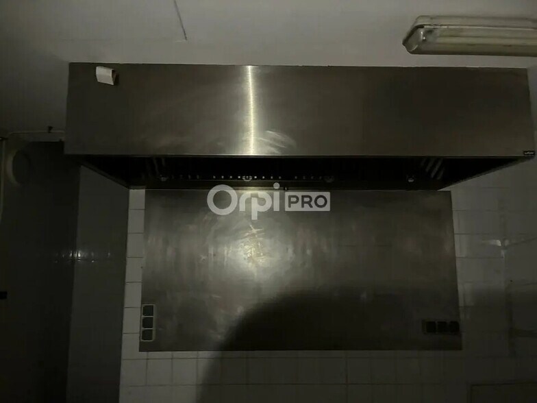 Retail in Pau for lease - Interior Photo - Image 3 of 9