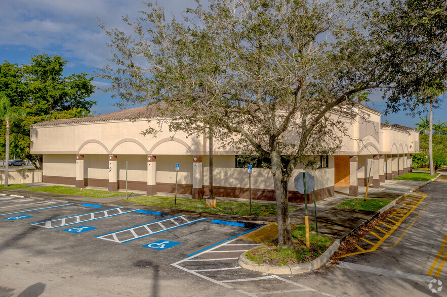 2301 N University Dr, Sunrise, FL for lease - Building Photo - Image 2 of 4