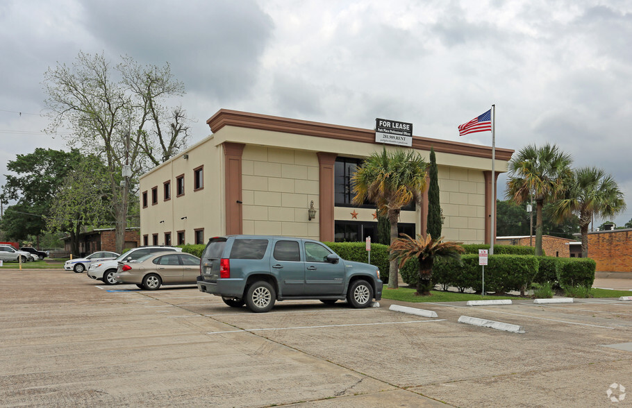 302 N Houston Ave, Humble, TX for lease - Primary Photo - Image 1 of 8