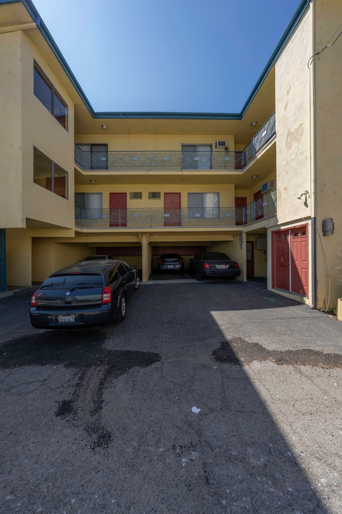 4188 Greenbush Ave, Sherman Oaks, CA 91423 Regency Arms Apartments