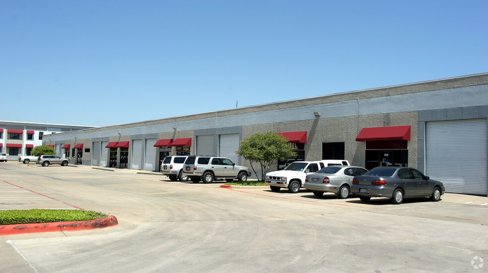 1000 Post and Paddock Ln, Grand Prairie, TX for lease - Building Photo - Image 1 of 5