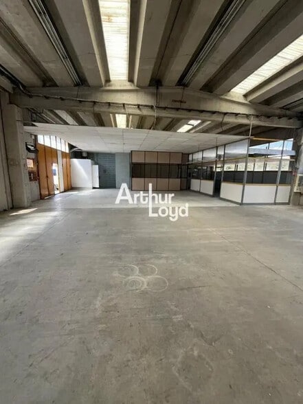 Flex in Antibes for lease - Interior Photo - Image 2 of 5