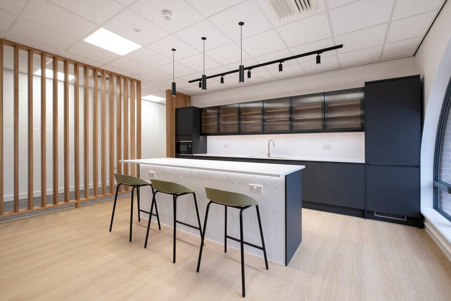 3 Warwick Pl, Uxbridge for lease - Interior Photo - Image 2 of 13