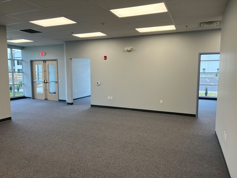 24 N Game Creek Rd, Carneys Point, NJ for lease - Interior Photo - Image 2 of 3