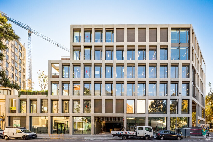 Office in Barcelona, Barcelona for lease - Building Photo - Image 3 of 7