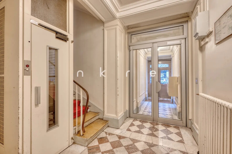 Office in Paris for lease - Lobby - Image 2 of 13