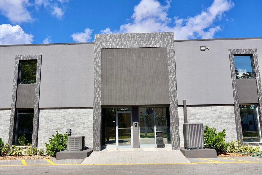 3001 SW 10th St, Pompano Beach, FL for lease - Building Photo - Image 3 of 34